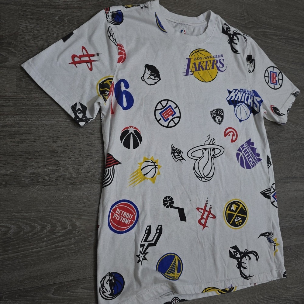 NBA League Team Logos All Over Print Jersey T Shirt Basketball White Mens Medium - Picture 2 of 16
